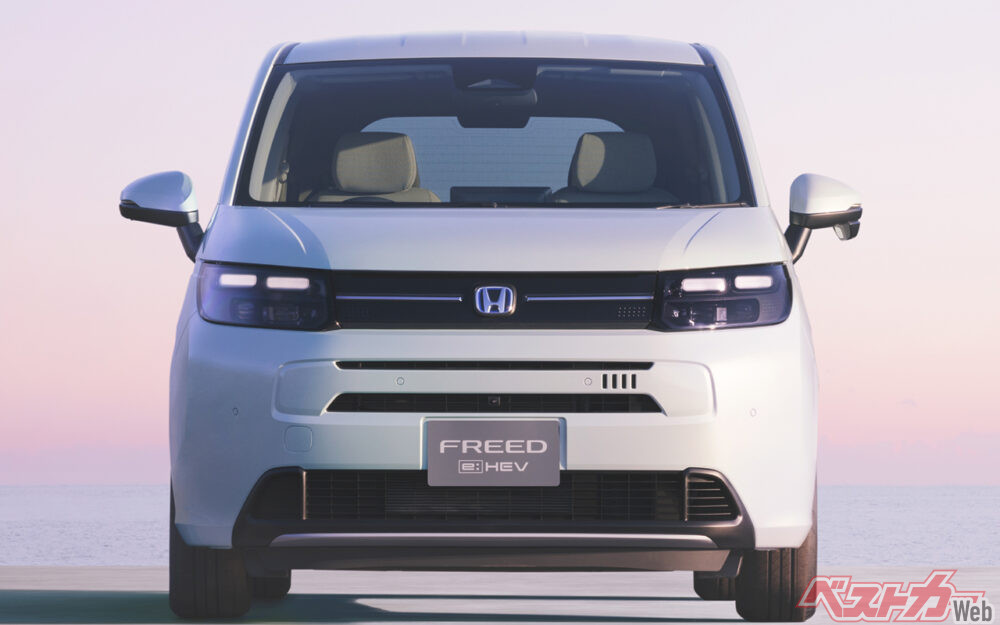 Honda Freed: Is this a Living Room on Wheels? Interior & Exterior Photo Gallery!