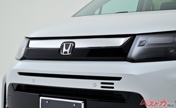 ホンダ純正アクセサリー装着車を見ると、2つの横型の穴が……