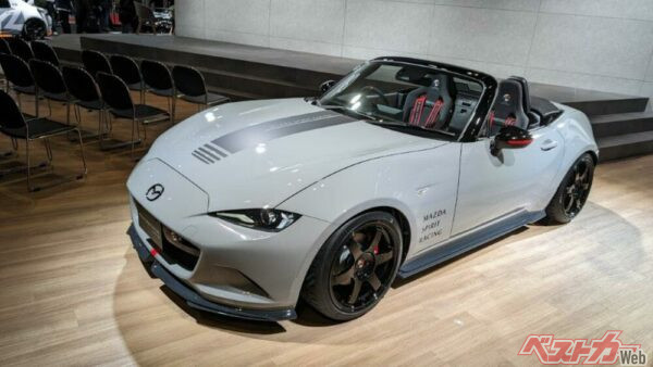 東京オートサロン2024でサプライズ発表された、MAZDA SPIRIT RACING RSコンセプト。ソフトトップモデルとしては国内初となる、2.0Lエンジンを搭載する