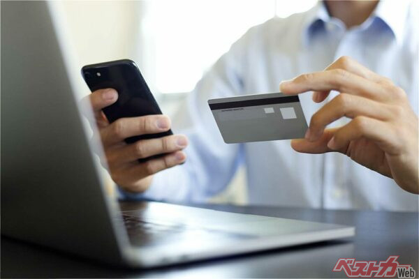 クレジットカードなら支払い猶予のほかポイントが貯まるというメリットも（kyo@Adobestock）