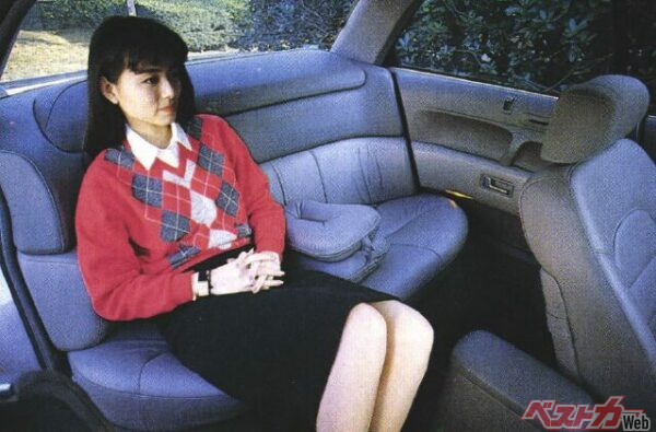 ベストカー1988年12月26日号のペルソナ撮影カット。たしかにリビングルームのようなシートだが意識するあまり、座面が短すぎるような……