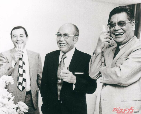 ホンダ創業者の本田宗一郎氏（中央）。右は藤澤武夫氏、左はのちの2代目ホンダ社長となる河島喜好氏
