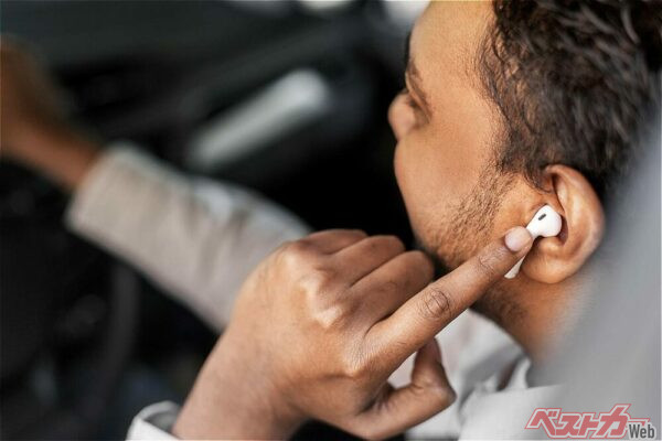 安全運転に必要な音が聞こえなくなるためヘッドフォン装着はNG（Syda Productions@Adobestock）