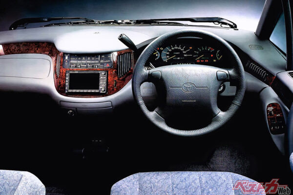 初代トヨタ エスティマのインパネ。ウォークスルー実現のためコラム式シフトレバーを採用し、レバー式パーキングブレーキは運転席の右側に置くという念の入れようだった