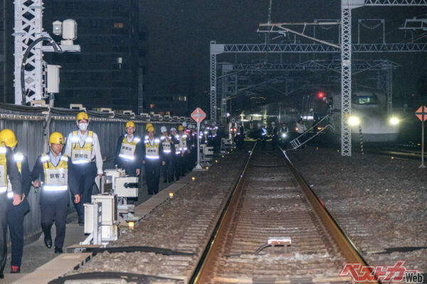 脱出後は線路に沿って近隣駅まで歩いて」移動することになる(写真提供:JR東海)