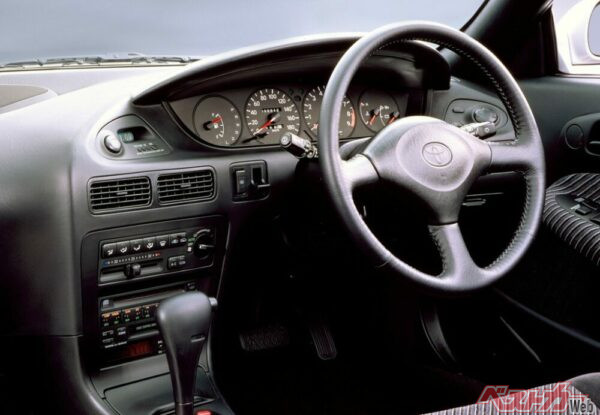 セレス／マリノの4A-GE搭載車インテリア。メーター左横のマルチインフォメーションディスプレイはセレス／マリノ専用メーカーオプション設定装備