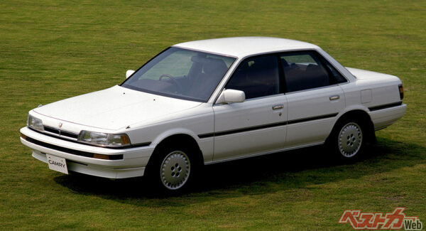 平成元年（1989年）に販売されていた3代目トヨタ カムリ。この頃は5ナンバーセダンだった