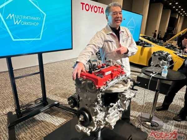 新開発2Lターボエンジンを披露するトヨタ中嶋副社長。赤いヘッドスポーツマインドを刺激する