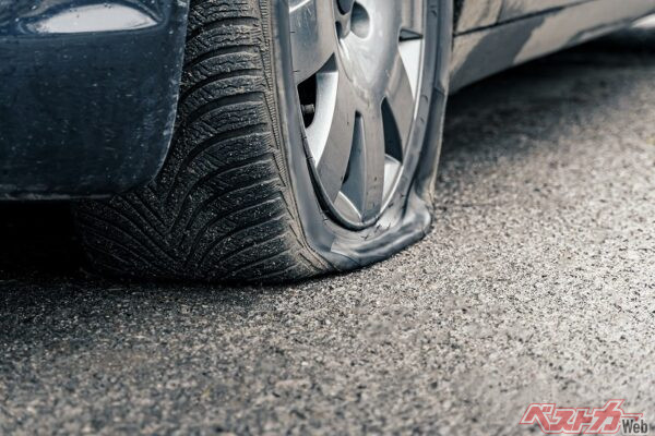 タイヤのトラブルは高速走行時に発生しやすい。高速道路などを走行する前には、タイヤの状態をチェックするようにしよう（PHOTO:Adobe　Stock_soleg）