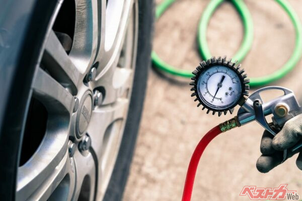 タイヤ空気圧は高すぎても低すぎてもだめ。指定空気圧を維持しよう（PHOTO:Adobe Stock_sum41）