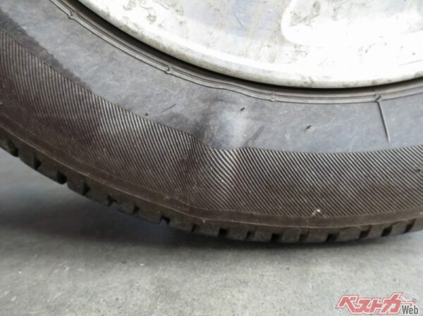 タイヤの側面に生じたピンチカット。タイヤ内部のコード層が縁石に乗り上げた際などの衝撃で切れてしまっている状態だ（PHOTO:写真AC_ jwc0930）