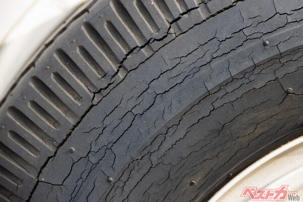 タイヤの主原料はゴム。素材であるゴムの経年劣化によって柔軟性が失われるほか、ひび割れが生じてしまう（PHOTO:Adobe Stock_norikko）