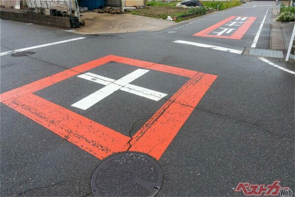 生活道路を抜け道的に利用するクルマとのトラブルも多かった（Masaharu Shirosuna@Adobestock）