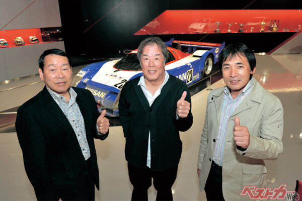 横浜に移転したNISMO新社屋のショールームに、あのR91CPが展示されており、このマシンをドライブし優勝した（左から）長谷見昌弘、星野一義、鈴木利男の3人が集まった！