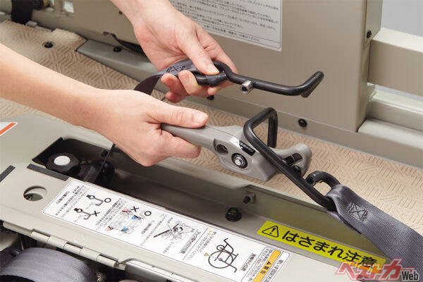 新型セレナ_チェアキャブ_リフタータイプ_車いす固定装置（電動式）_フック分離使用時（2022年11月 フルモデルチェンジ発表時の公式画像より）