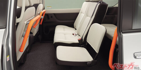 新型セレナ_送迎タイプ_専用セカンドシート（補助席付）（2022年11月 フルモデルチェンジ発表時の公式画像より）