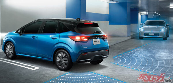 RCTA（後退時車両検知警報）（2020年11月 発売開始発表時の公式画像より）