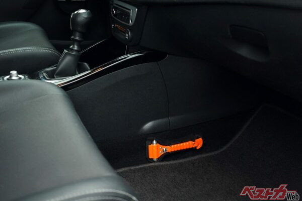 脱出用ハンマーはシートベルトカッターが付属しているものを選び、運転席から手が届く場所に保管をしよう（PHOTO：Adobe Stock_Андрей Репетий）