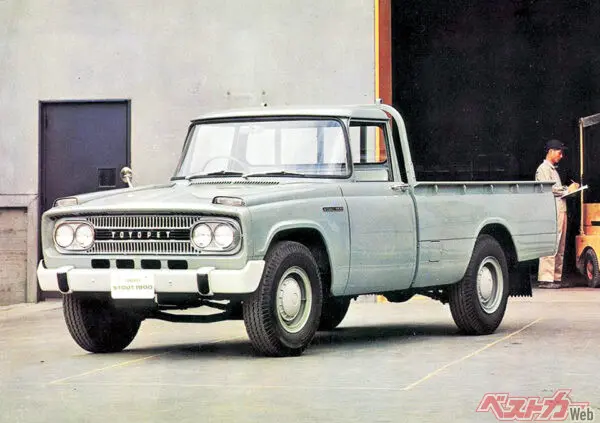 トヨタ トヨペットスタウトRK100(1963年型)……ダットサントラックのライバルといわれたトヨタのボンネットトラック、スタウト。1957年に初代デビュー、1960年にモデルチェンジした。1963年型は全長4690mm、1.9Lエンジンを搭載