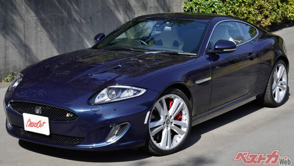 ジャガーXKRクーペ。XKR-Sのベースで、通常のXKシリーズで最上位モデルとなるのがXKR