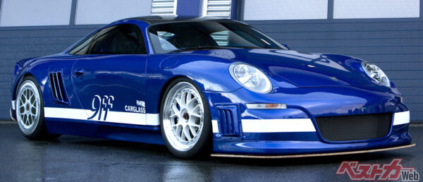 2008年4月、ドイツのパペンブルクのテストコースでワールドレコードとなる409km/hを計測した9ffGT9は、先代997型ポルシェ911GT3ベースのチューニングカーだ