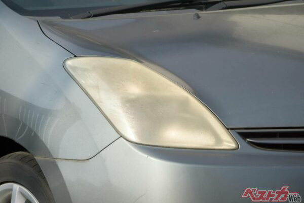 黄ばんだヘッドライトには電解水を使え! タバコ臭いも内装汚れも超絶簡単に落とせる技教えます