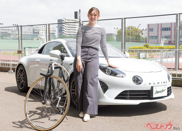 競輪選手 高木佑真さん。愛車、競技用自転車とともに