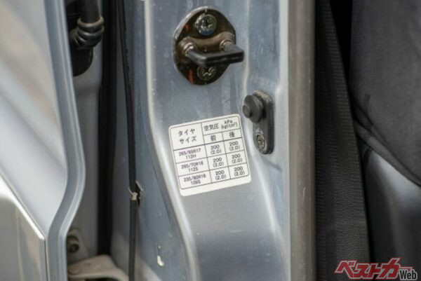 国産車は運転席側のドア開口部に空気圧が表示されている