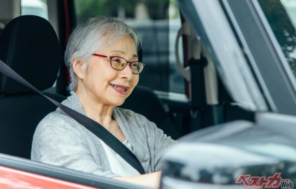 高齢になっても安心・安全、そして笑顔で運転したいですよね～（写真：Adobe Stock）