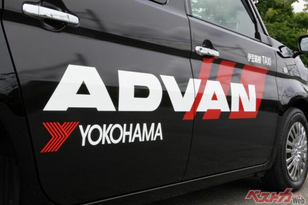 美しく映る「ADVAN」の文字。思わずレースカーを思い浮かべそうだ