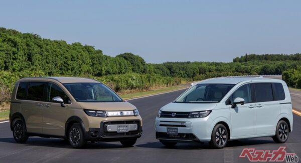 新型フリードエアー(右)とクロスオーバースタイルのフリードクロスター(左)