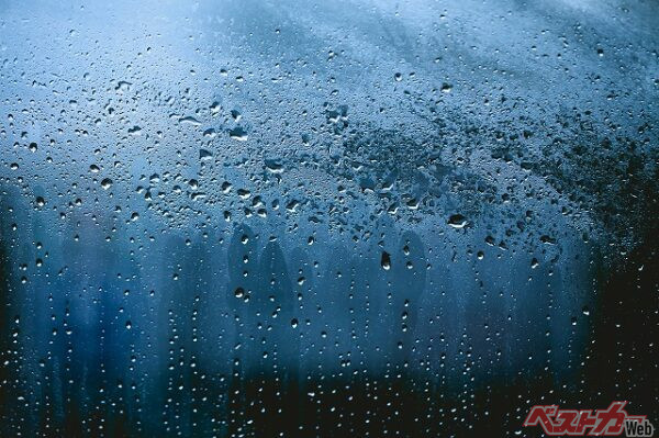 雨が降っていて窓が開けられず、エアコンを使用して曇りを解消したいときは、除湿した空気を車内で循環させている内気循環のほうが効果的（PHOTO：Adobe Stock_pattanawit）