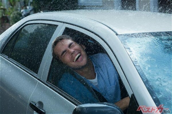 これはちとアホな例ですが、頭を出さなくても車内に雨が流れ込むクルマあります（Martin Barraud/Caia Image@Adobestock）
