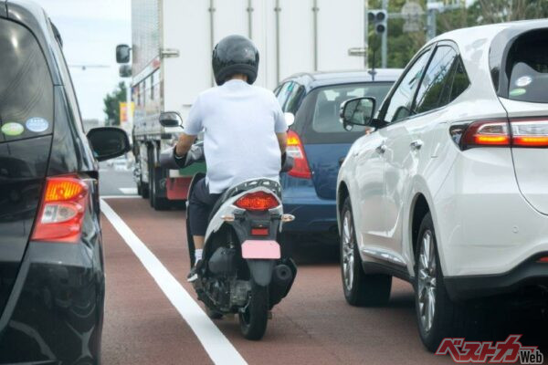 安全にすり抜けられるから使うというライダーもいると思うが、自転車専用レーンでのワープは違反だ（xiaosan@Adobestock）