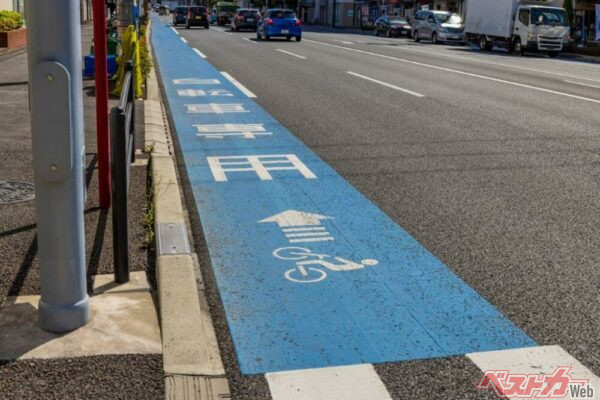 自転車専用レーンの多くは、車道の左端に青いペイントが施されて差別化されている。矢羽印のみの場合は、自転車ナビマークといい、自動車もバイクもその上を走行できる（captainT@Adobestock）