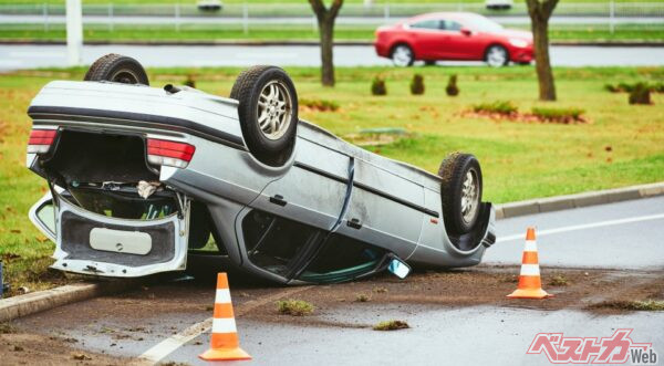 ディーラーと一般代理店で保険の適応範囲が全く異なることに注意(Kadmy@Adobestock)