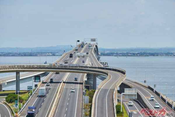 政府は､高速道路の渋滞緩和策として「高速料金変動制」を、2025年から順次、全国の高速道路に導入していく方針を発表。これは東京湾アクアラインなどでもすでに導入されている方法だ（osap1111＠AdobeStock）