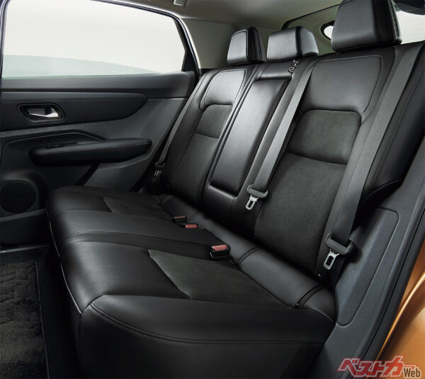 日産アリア B6 2WD 内装色 ブラック_シート地 スエード／合皮コンビ（2021年11月 B6（2WD）の価格発表時の公式画像より）