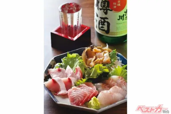 『忠治(ちゅうじ)』(右手前から時計回りに)スズキ刺身 600円、寒ブリ刺身 700円、活ホッキ貝刺身 600円、(ドリンク)樽酒 吉乃川 600円 甘い香りのホッキ貝、みずみずしいスズキ、きれいに脂がのった寒ブリ。ひと目で惚れ惚れする魚が期待を裏切らず旨い
