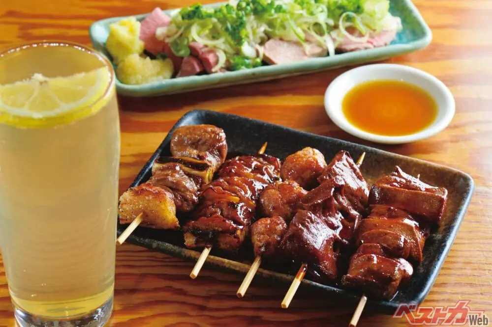 『もつ焼き 小江戸』(手前)串焼きお任せ5本セット 760円 (奥)小江戸刺し(タン・ハツ・レバー) 900円 (ドリンク)小江戸ハイボール 420円 本日のお任せは、カシラ、テッポウ、つくね、ハツ、レバ。歯応えよく旨みも濃い。下町のいわゆる“ボール”(オリジナルの焼酎ハイボール)ともよく合う。低温調理でピンク色の刺しは塩とゴマ油で
