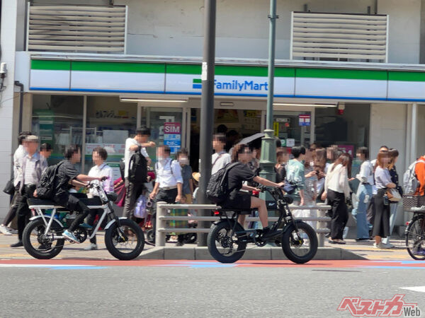 モペットは道交法上、50cc以下の原付バイクと同じ扱い。写真の状態だと違反となる