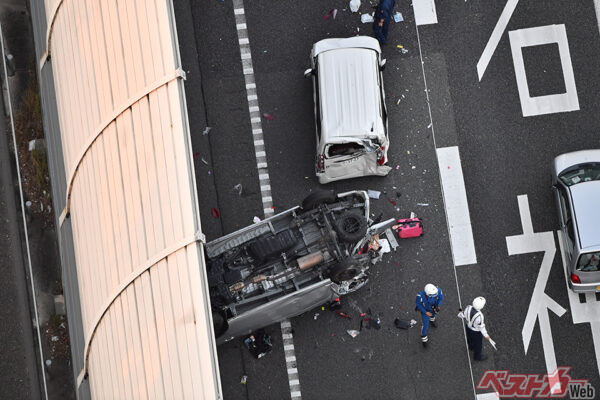 最近多くなっているのが、高速道路などでの追突事故。しっかりと前を見て運転していれば防げる事故だ