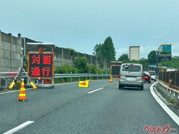 工事の車線規制エリアで工事現場に突っ込む事故も増えている。最終的に事故原因は「前方不注意により……」として処理され､本質にはたどり着けないままとなる