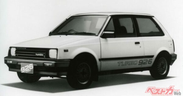 1984年10月にターボモデルを国際ラリー規格グループBに合わせて排気量を993ccから926ccへとダウンサイジングしたホモロゲーションモデル、シャレード926ターボを200台限定で発売。1985年のサファリラリーに初エントリーながら初優勝（グループAでも1-2フィニッシュ）