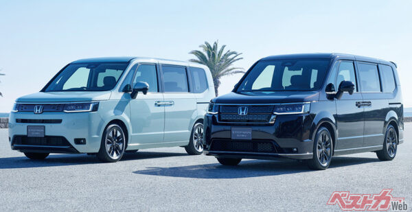 [左] STEP WGN e:HEV AIR(FF) [右] STEP WGN e:HEV SPADA(FF) オプション装着車（2022年5月 新型発表時の公式画像より）