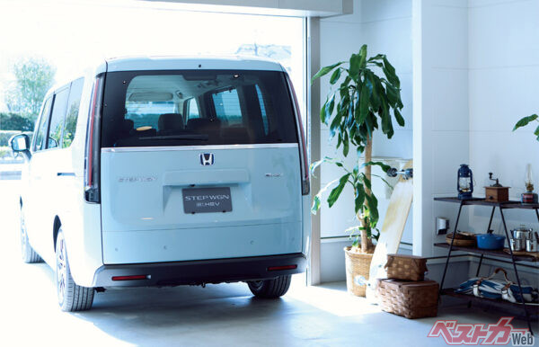 STEP WGN e:HEV AIR(FF) オプション装着車（フィヨルドミスト・パール）（2022年5月 新型発表時の公式画像より）