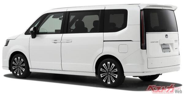 STEP WGN e:HEV SPADA PR E MIUM LINE　リア3 : 7（プラチナホワイト・パール）（2022年5月 新型発表時の公式画像より）