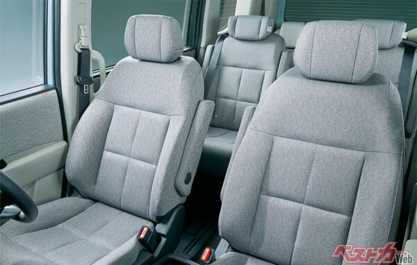 STEP WGN e:HEV AIR(FF) シート　グレー（2022年5月 新型発表時の公式画像より）