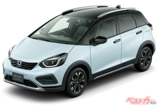 e:HEV CROSSTAR(FF) フロント7:3スタイリング (フィヨルドミスト・パール＆ブラック)（2022年10月 マイナーモデルチェンジ実施時の公式画像より）