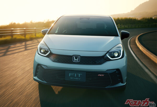 e:HEV RS 走行イメージ (プラチナホワイト・パール)（2022年10月 マイナーモデルチェンジ実施時の公式画像より）